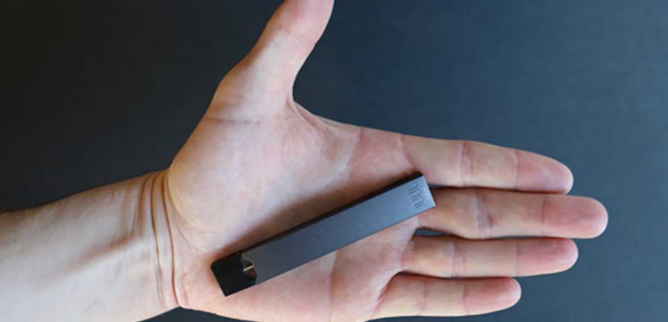 Un distrito escolar prohíbe las unidades USB para combatir la carga de los Juul en clase