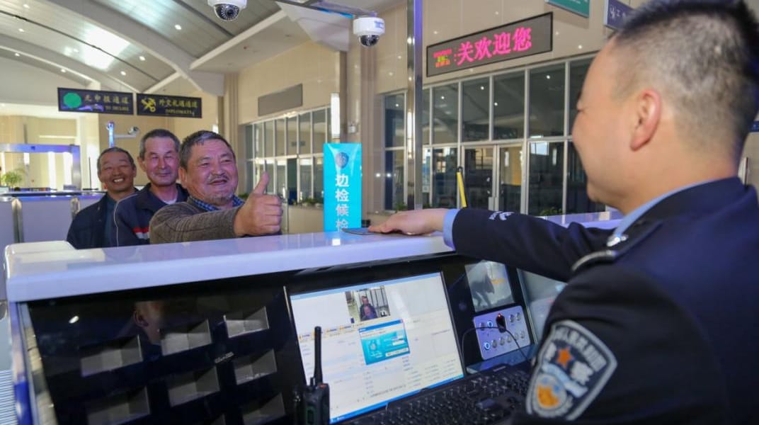 Guardias fronterizos chinos instalan una aplicación de vigilancia en los teléfonos de los turistas