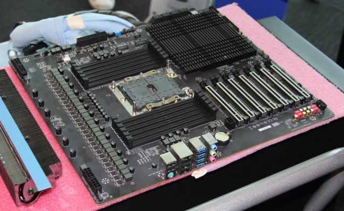 Intel lanzará su chipset X599 para sus procesadores de 28 núcleos
