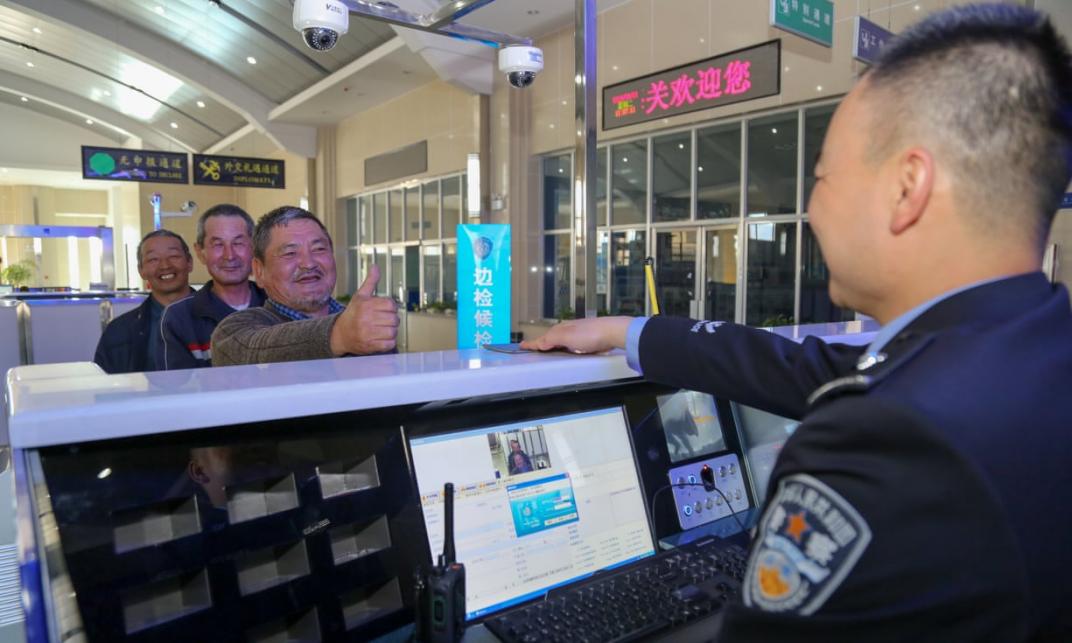Guardias fronterizos chinos instalan una aplicación de vigilancia en los teléfonos de los turistas