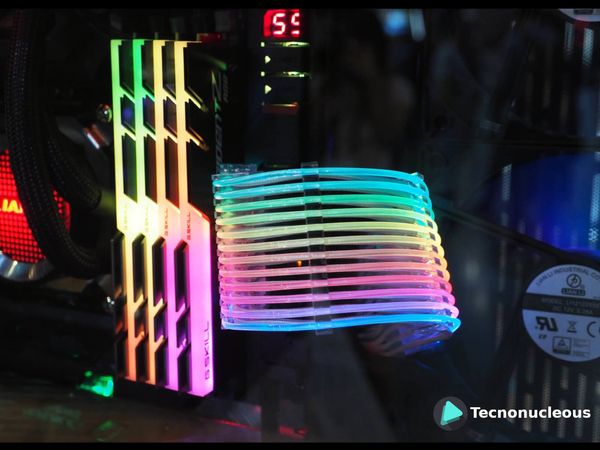 Lian Li lanza cables de alimentación con iluminación RGB: ¿Por qué no?