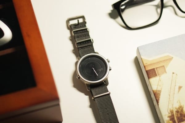 LunaR es un smartwatch que funciona con energía solar