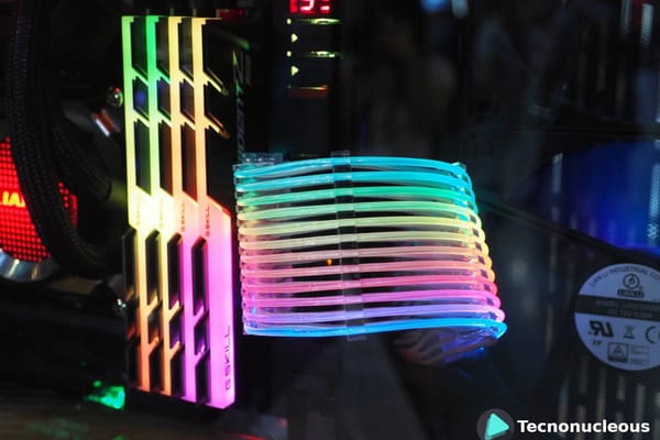 Lian Li lanza cables de alimentación con iluminación RGB: ¿Por qué no?
