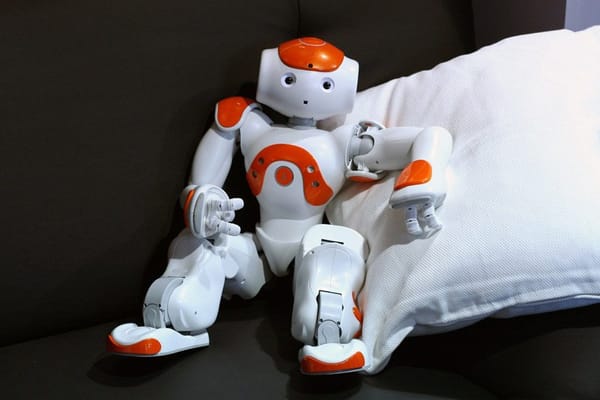 Japón se prepara para desplegar robots de habla inglesa en las escuelas
