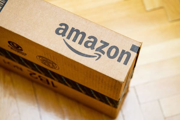 Empleados de Amazon borran reviews negativas y venden información confidencial