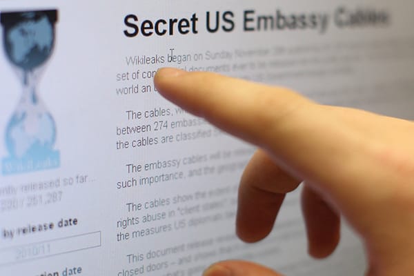 Las distintas empresas donde se alojaba WikiLeaks y sus problemas