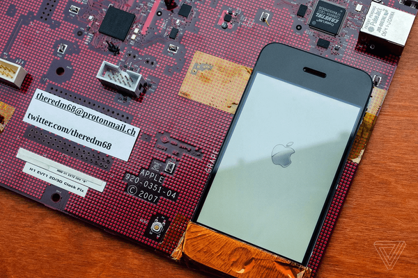 Imágenes del primer prototipo del iPhone conocido con por el nombre M68 y Purple2