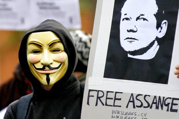 Anonymous lanza un "mensaje" a Reino Unido exigiendo la liberación de Julian Assange
