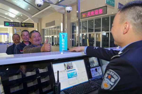 Guardias fronterizos chinos instalan una aplicación de vigilancia en los teléfonos de los turistas